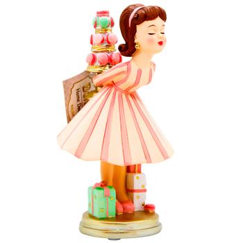 Декоративна фігурка Дівчина з макарунсами 8.5*7.4*14.5см 208-317 BONADI 1 шт - купить, цены на WINETIME - фото 1