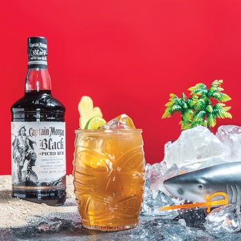 Напиток алкогольный Captain Morgan Black Spiced на основе Карибского рома 40% 0,7л - купить, цены на Метро - фото 2