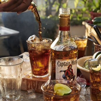 Напиток алкогольный Captain Morgan Spiced Gold на основе Карибского рома 35% 0,7л - купить, цены на Метро - фото 3