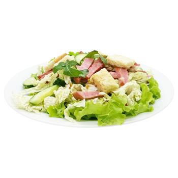 Салат з салямі, капусти пекінської, огірків та сухариків