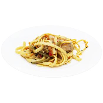 Удон с курицей и овощами