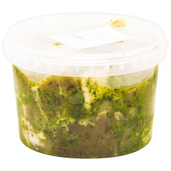 М`ясо для шашлику з шиї з базиліком у відрі