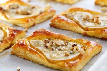 Yeast puff pastry buns with pears and walnuts