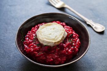 Risotto from beet with goat cheese