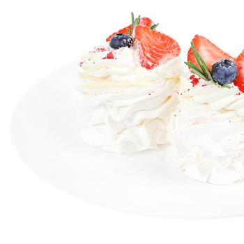 Meringue Cake with Berries