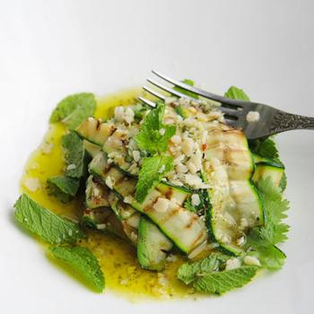 Салат из цукини с сыром и бальзамическим уксусом