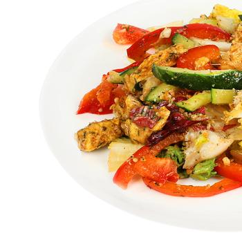 Салат с курицей и острой ореховой заправкой