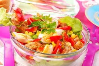 Салат из курицы с помидорами, сладкой кукурузой и сухариками - Image