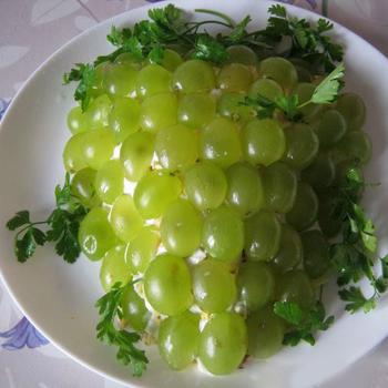 Салат с виноградом, курицей и сыром