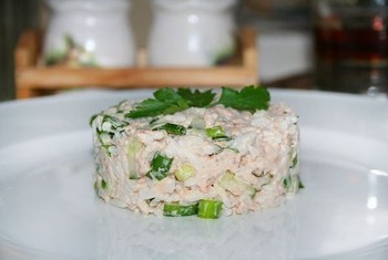 Простой салат Цезарь с курицей