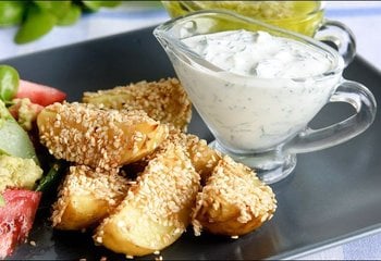 Запеченный молодой картофель в кунжутной корочке